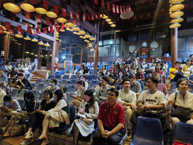 Khách du lịch chuộng xem múa rối, nghệ thuật truyền thống ở Hà Nội